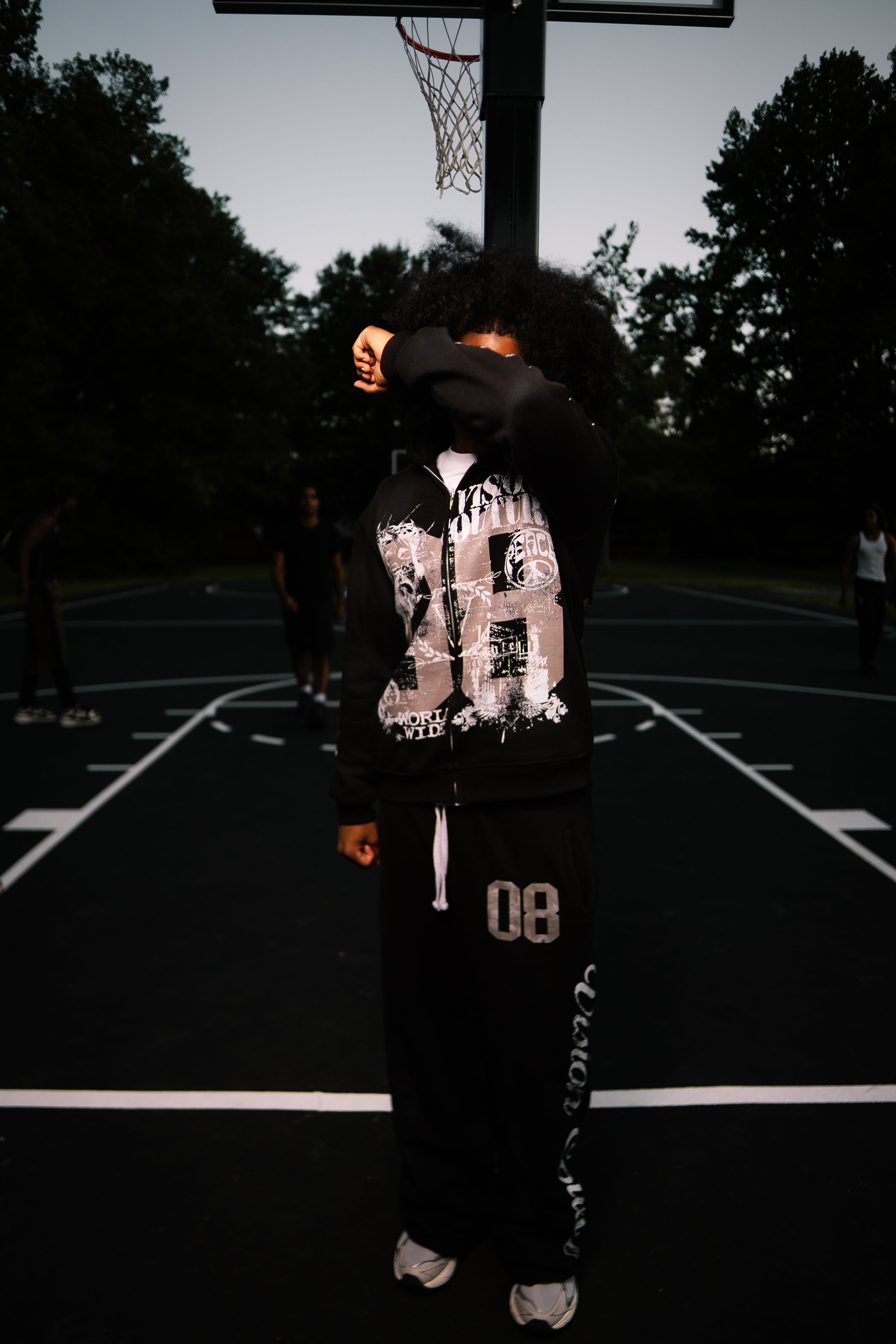 08 ZIPUP BLACK